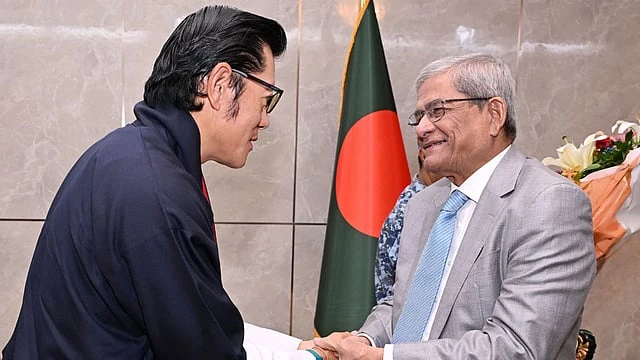ঢাকায় যাত্রাবিরতির সময় ভুটানের রাজার সঙ্গে রাষ্ট্রপতির সাক্ষাৎ