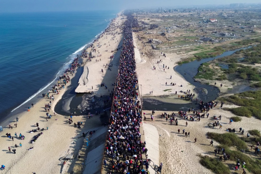 Thousands of Palestinians begin returning home to a devastated Gaza