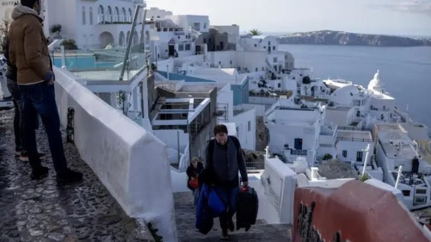 Thousands evacuate Santorini as earthquakes strike island